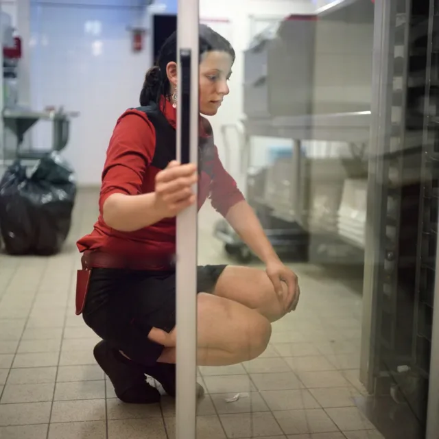 Serveuse, photographie de Valérie Couteron