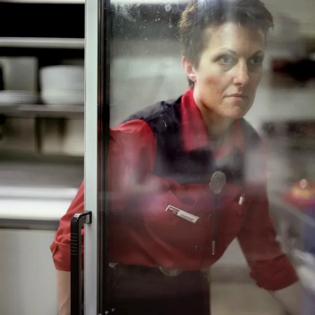 Serveuse, photographie de Valérie Couteron