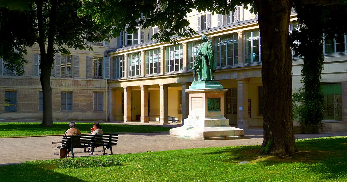 La cour de l'Institut national de jeunes sourds, rue Saint-Jacques à Paris